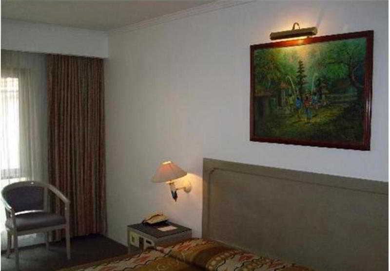 Hotel Royal Palace Bandung Buitenkant foto