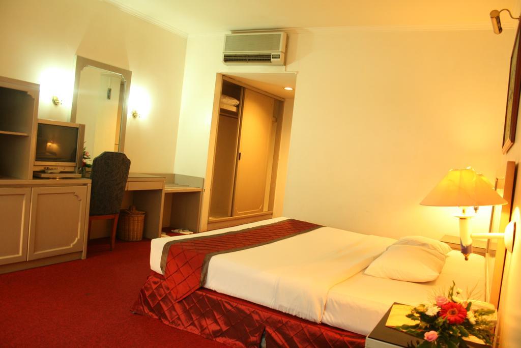 Hotel Royal Palace Bandung Buitenkant foto